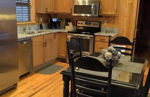 Gatlinburg - Pigeon Forge Resort | American Spirit is a charming two-bedroom cabin located in Hidden Springs Resort