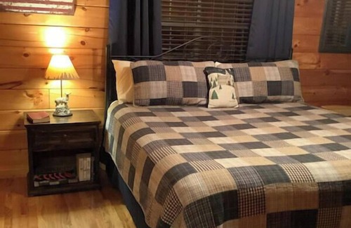 Gatlinburg - Pigeon Forge Resort | American Spirit is a charming two-bedroom cabin located in Hidden Springs Resort