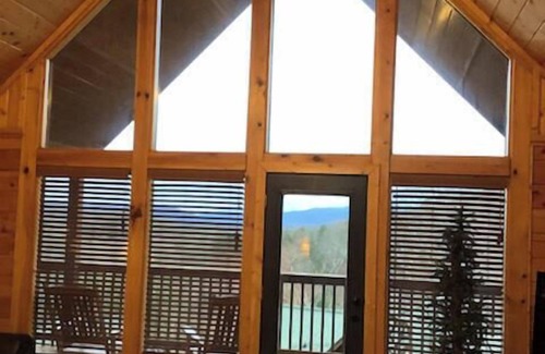 Gatlinburg - Pigeon Forge Resort | American Spirit is a charming two-bedroom cabin located in Hidden Springs Resort