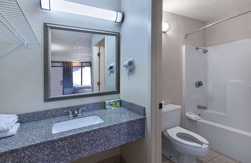 Pigeon Forge Hotel | Americana Inn, a Travelodge by Wyndham