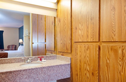Bakersfield Hotel | Americas Best Value Inn & Suites Bakersfield Central