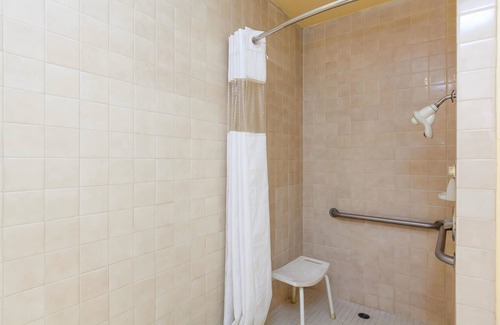 Bakersfield Hotel | Americas Best Value Inn & Suites Bakersfield Central