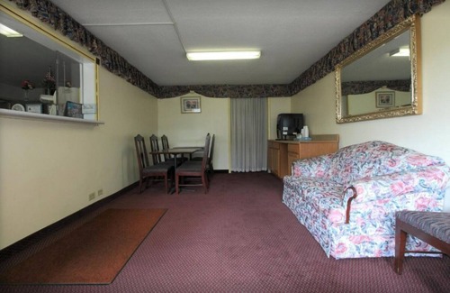 Wilson Apartment | Americas Best Value Inn Wilson - UNIT 8 2 BED GROUND FLOOR