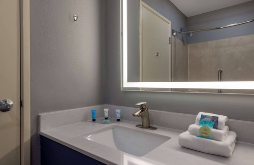 Duluth Hotel | AmericInn by Wyndham Duluth