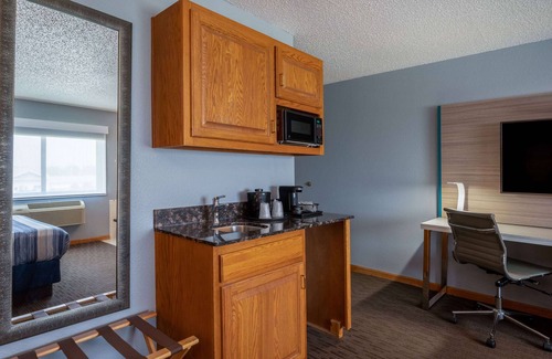 Eau Claire Hotel | AmericInn by Wyndham Eau Claire