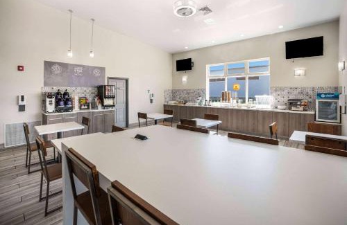 Ashwaubenon Hotel | AmericInn by Wyndham Green Bay Near Stadium