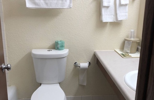 Eau Claire Hotel | AmeriVu Inn & Suites