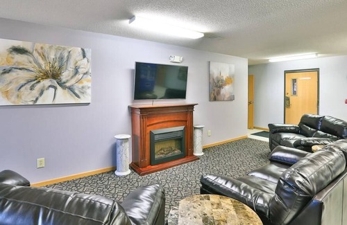 New Richmond House | AmeriVu Inn & Suites /1 King Bed