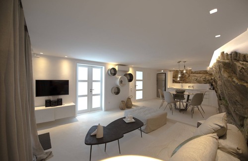 Tourlos Apartment | Amethyst Suite