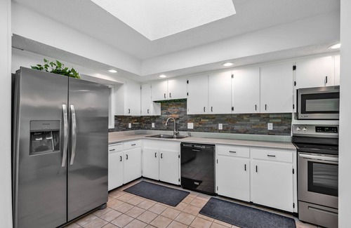 Amherst House | Amherst Oasis: Ideal Location Near Oberlin College & Cedar Point! 3 Beds 2 Bath
