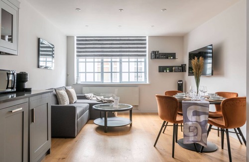 Clerkenwell Apartment | Amigos Nest - Farringdon - by Frankie Says