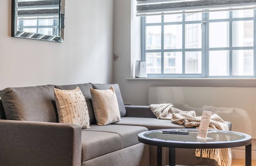 Clerkenwell Apartment | Amigos Nest - Farringdon - by Frankie Says