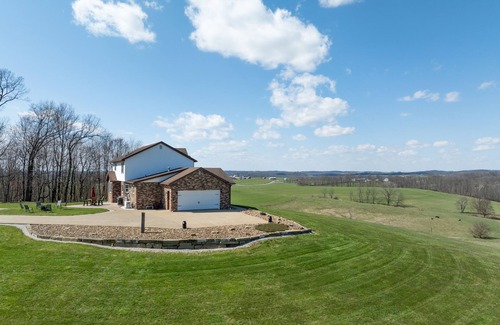 Keene House | Amish Country, Hot Tub, Gorgeous View, sleeps 8