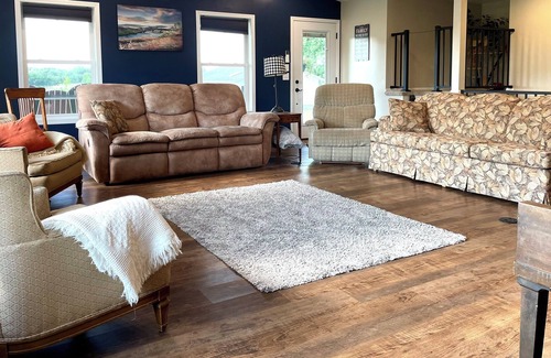 Shipshewana House | Amish Farm Country | Sleeps 18 | Quiet Getaway