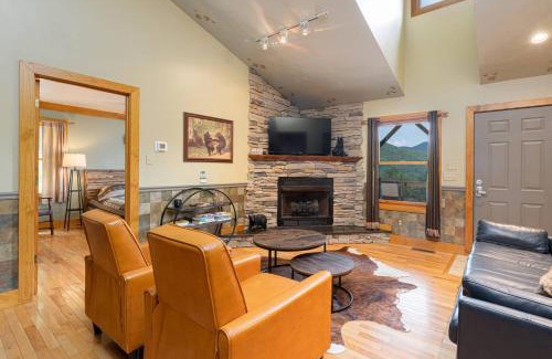 Candler House | Among the Clouds by AvantStay Views Hot Tub