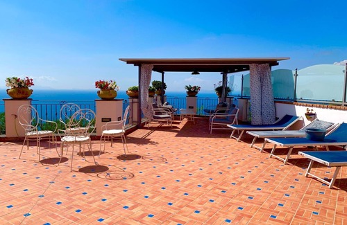 Massa Lubrense Ski Chalet | AMORE RENTALS - Casa Tatano, 4 bedrooms, 3 bathrooms with Private Pool, Sea View, Parking, South Italy