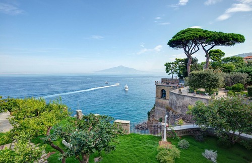 Sorrento City Centre Villa | AMORE RENTALS -Villa Galidia with Jacuzzi, Sea View, Garden and Air Conditioning