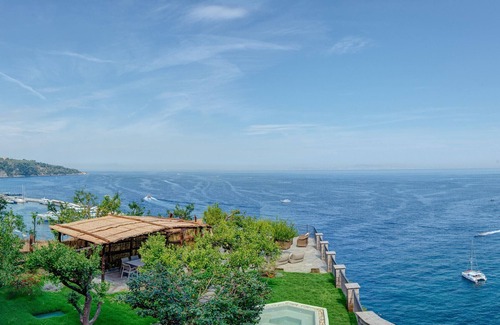 Sorrento City Centre Villa | AMORE RENTALS -Villa Galidia with Jacuzzi, Sea View, Garden and Air Conditioning