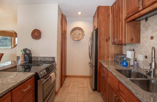 Dillon Condo | Amphitheater | Hot Tub–Pool, Lake, 3BR