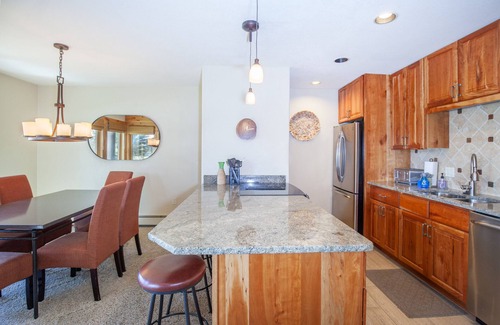 Dillon Condo | Amphitheater | Hot Tub–Pool, Lake, 3BR