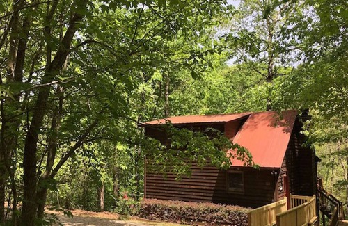 Clarkesville Cabin | Amy's Creek 2 - Dog Friendly Cabin with Creekside Views and Hot Tub