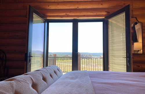 Island Park Cabin | Amy's Longhorn Lodge* Very Close to IP Reservoir, Wifi, AC, 5Br, 3.5Ba