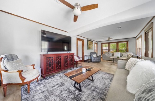 Russellville Apartment | Amy`s Place, Remolded 4 Bedroom near Arkansas Tech