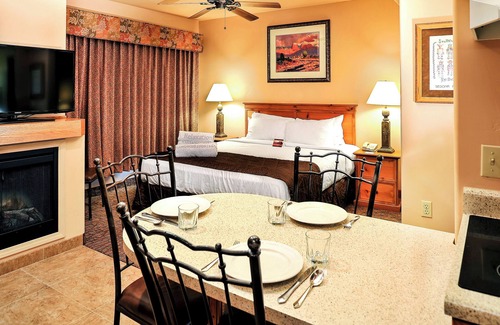 Oak Creek Hotel | An Adventure Awaits! Serene Studio w/Kitchen, Pool, BBQ, Parking