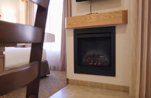 Oak Creek Hotel | An Adventure Awaits! Serene Studio w/Kitchen, Pool, BBQ, Parking