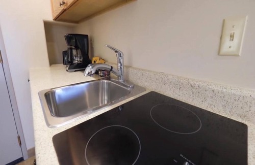 Oak Creek Hotel | An Adventure Awaits! Serene Studio w/Kitchen, Pool, BBQ, Parking