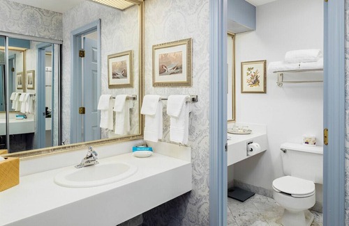 Farmington House | An Amazing Location with an Exquisite Ambiance!