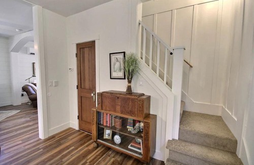 Roslyn House | An authentic downtown Roslyn home! Walk everywhere, pets welcome!