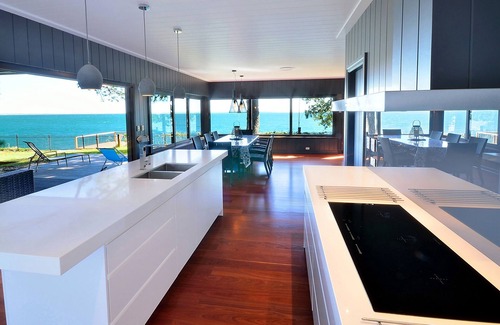 Amity Point House | An Awe-Inspiring Waterfront Retreat