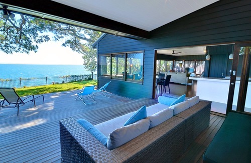 Amity Point House | An Awe-Inspiring Waterfront Retreat