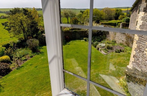 Noss Mayo House | An elegant and spacious Grade II Listed farmhouse