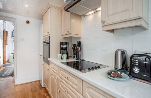 Polruan Cottage | An enchanting cottage within walking distance of the harbour with coastal views.