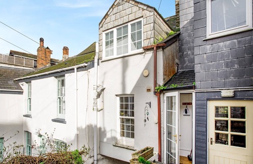 Polruan Cottage | An enchanting cottage within walking distance of the harbour with coastal views.