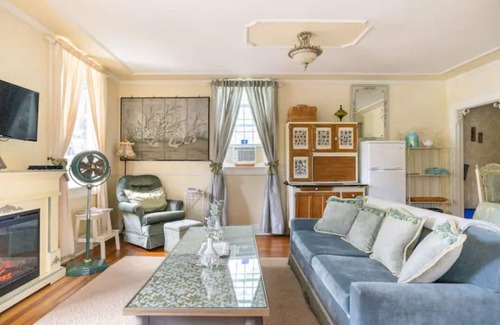 Tyendinaga House | An enchanting island suite with Waterfalls~Hot Tub~Boats~Bikes~Patio~Parks Pass