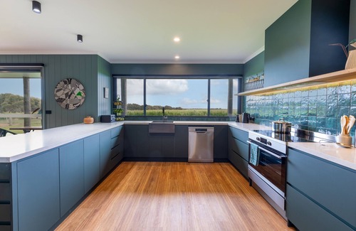 Mannerim House | An Entertainers dream at an award winning winery's vineyard and Olive Grove.