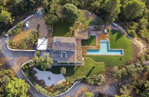 Meyreuil House | An exceptional property near Aix commanding a view of the iconic Saint Victoire Mountain –.