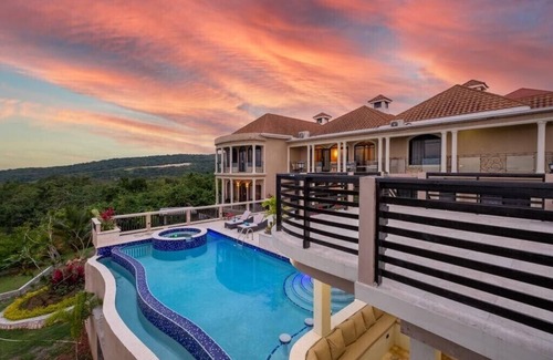 Discovery Bay Villa | An Ultra-Luxurious Resort Style Ocean View Villa. Optional Yacht, Fully Staffed!