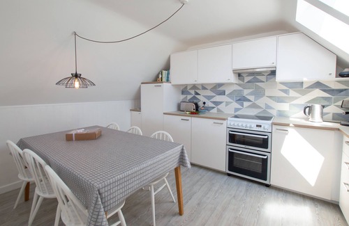 Porthtowan House | An ‘up-side down’ holiday home just 15 minutes’ walk to a golden, sandy beach.