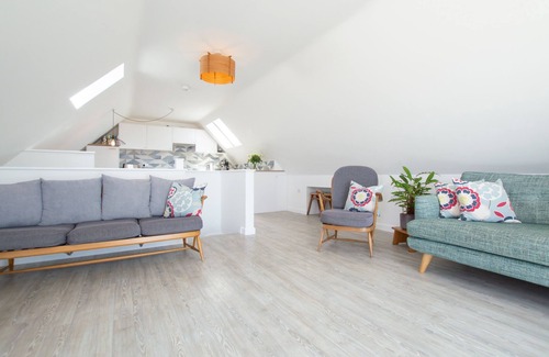 Porthtowan House | An ‘up-side down’ holiday home just 15 minutes’ walk to a golden, sandy beach.