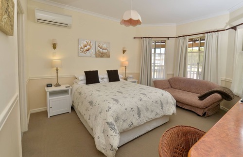 Rockingham House | Anchorage Guest House