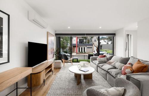 Safety Beach House | Anchorage Villa - Chic, Pet Friendly by Marina