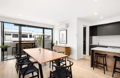 Safety Beach House | Anchorage Villa - Chic, Pet Friendly by Marina