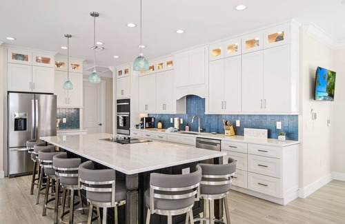 Mid Island House | 🌊Anchors Down | Luxury 5BR w/Private Pool, Spa + Game Room | Steps 2 Beach🏖️