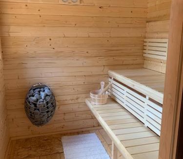 Saint-Merd-les-Oussines Bed & Breakfast | Ancien Prieure Chambre King Size avec sauna et bain nordique privatifs en extérieur