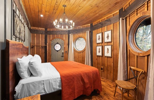 Knoxville Hotel | Ancient Lore Village