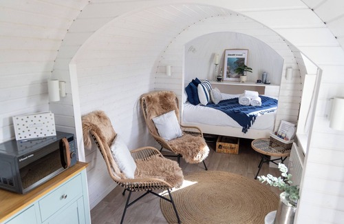 Arnold Cottage | ANDRUS - MAYFLOWER MEADOW, romantic, with hot tub in Brandesburton